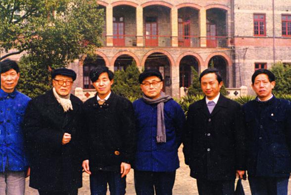 1964年，江苏师院周孝谦教授招收研究生，周孝谦教授（左二）等教...