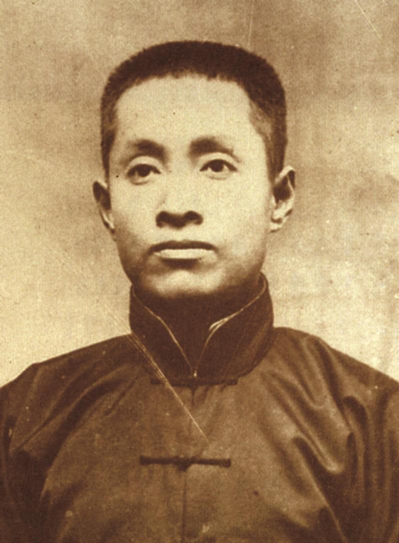 1918年，郑辟疆担任女蚕校校长，并确定办学方针及校歌、校训